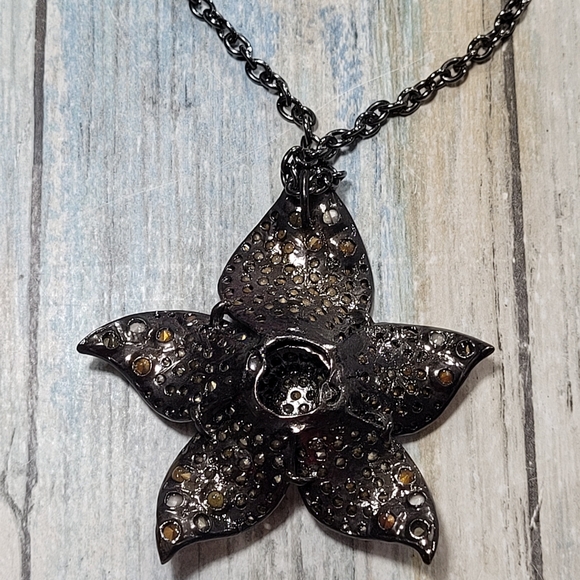 Rhinestones Flower Necklace. - Picture 4 of 8